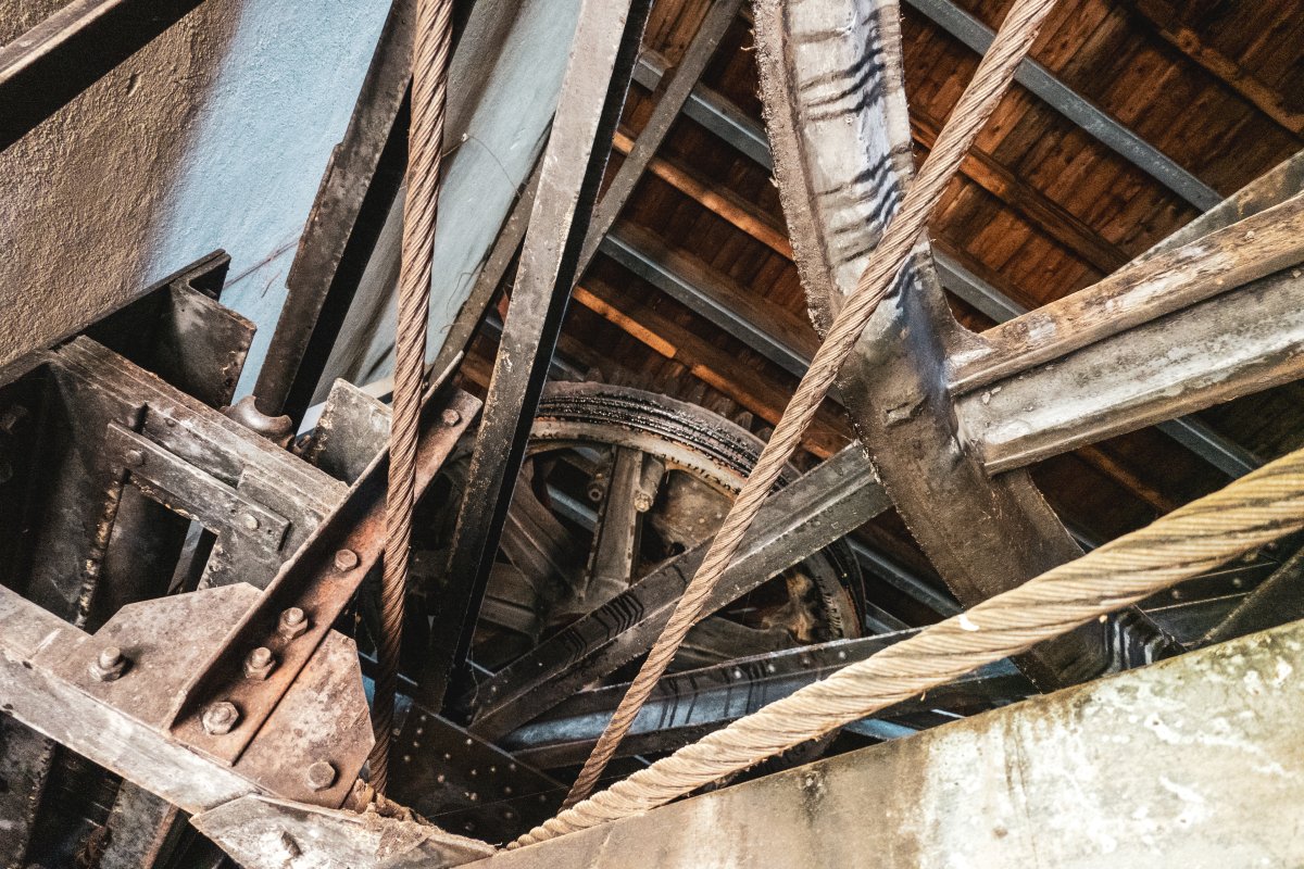 Lost Place Seilbahnstation mit Zugseilen und Umlenkscheiben
