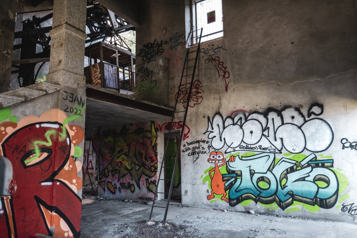 Seilbahn-Lost-Place mit Graffiti im Untergeschoss