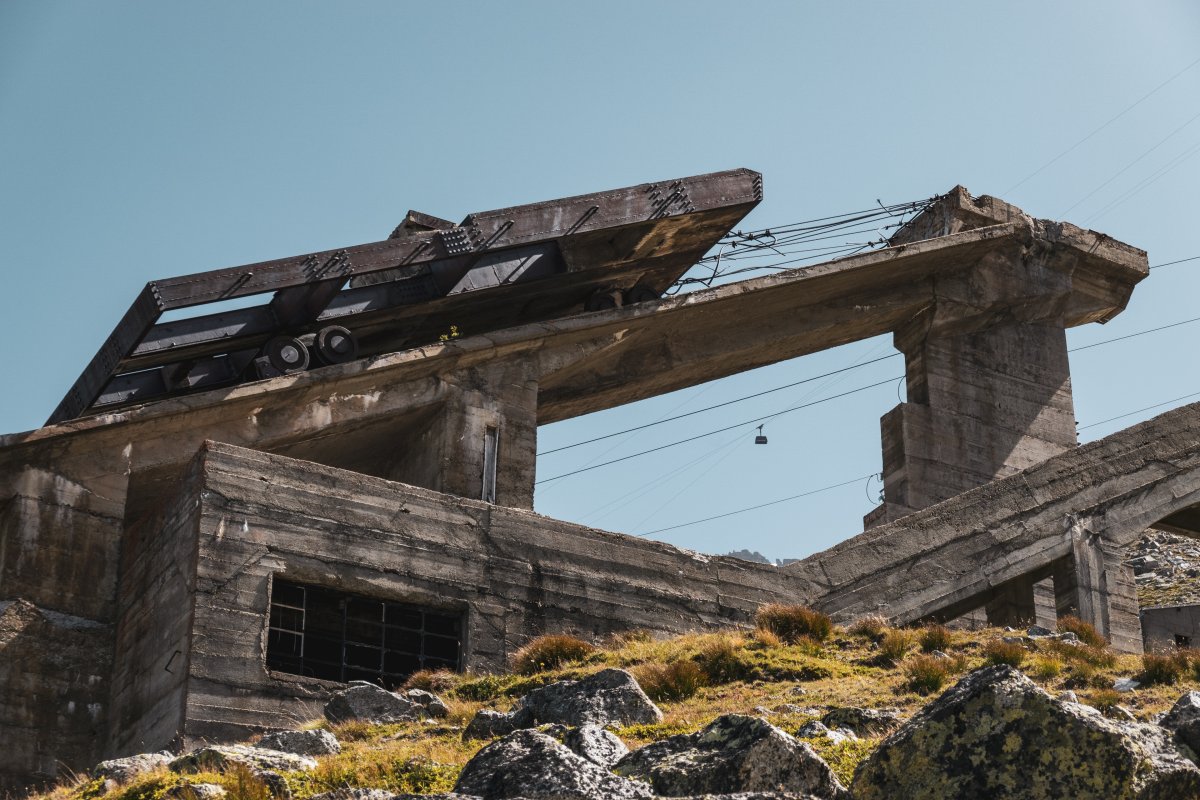 Talstation der Seilbahn zum Col du Midi mit Kabine zur Aiguille du Midi im Hintergrund