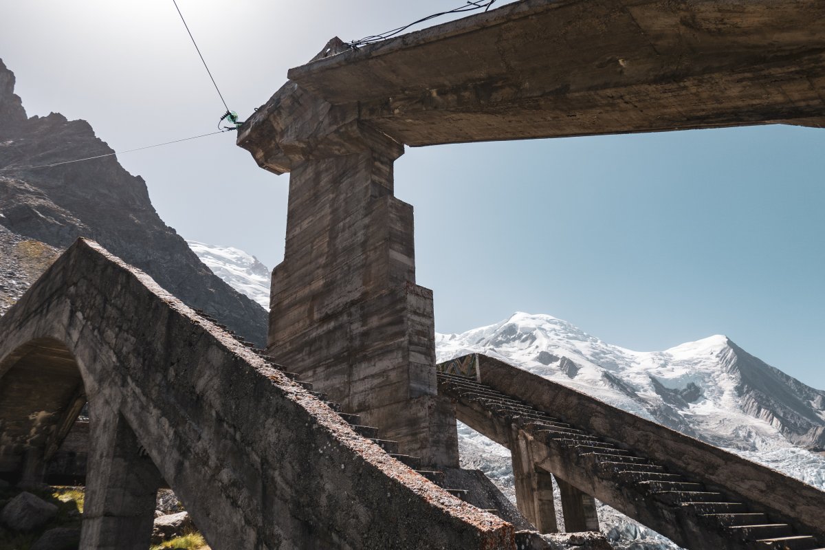Lost Place Gare des Glaciers mit Perron der Seilbahn zum Col du Midi