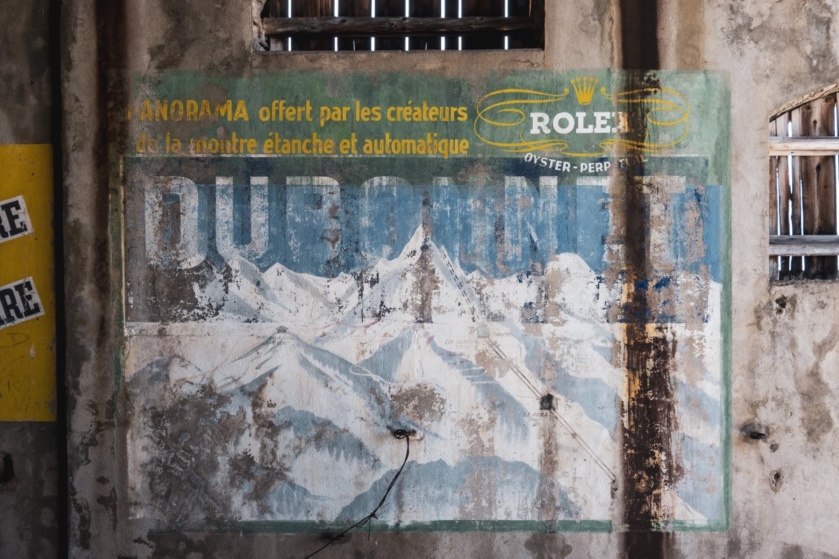 Werbung im Lost Place Gare des Glaciers