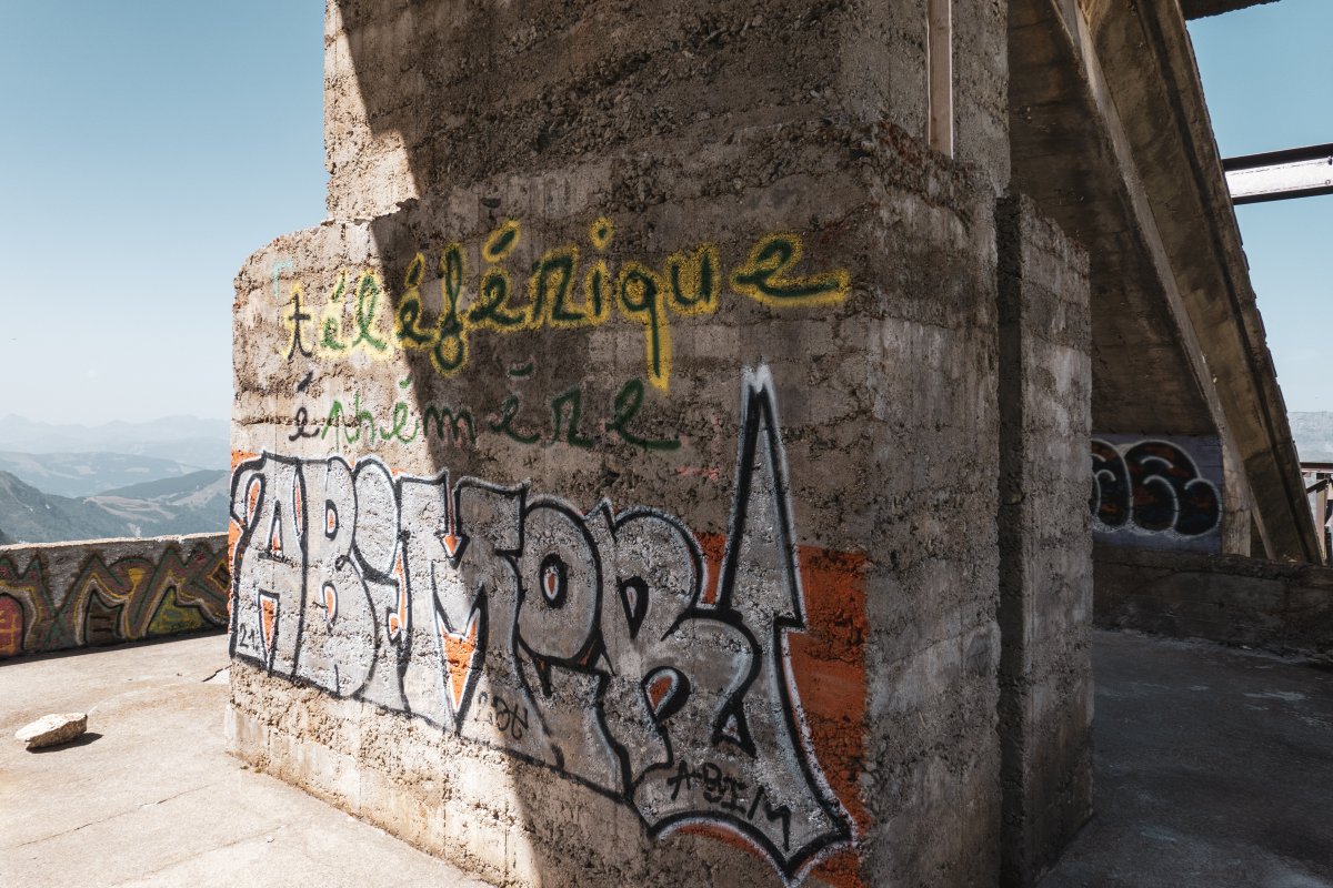 Graffiti an stillgelegter Seilbahn-Station