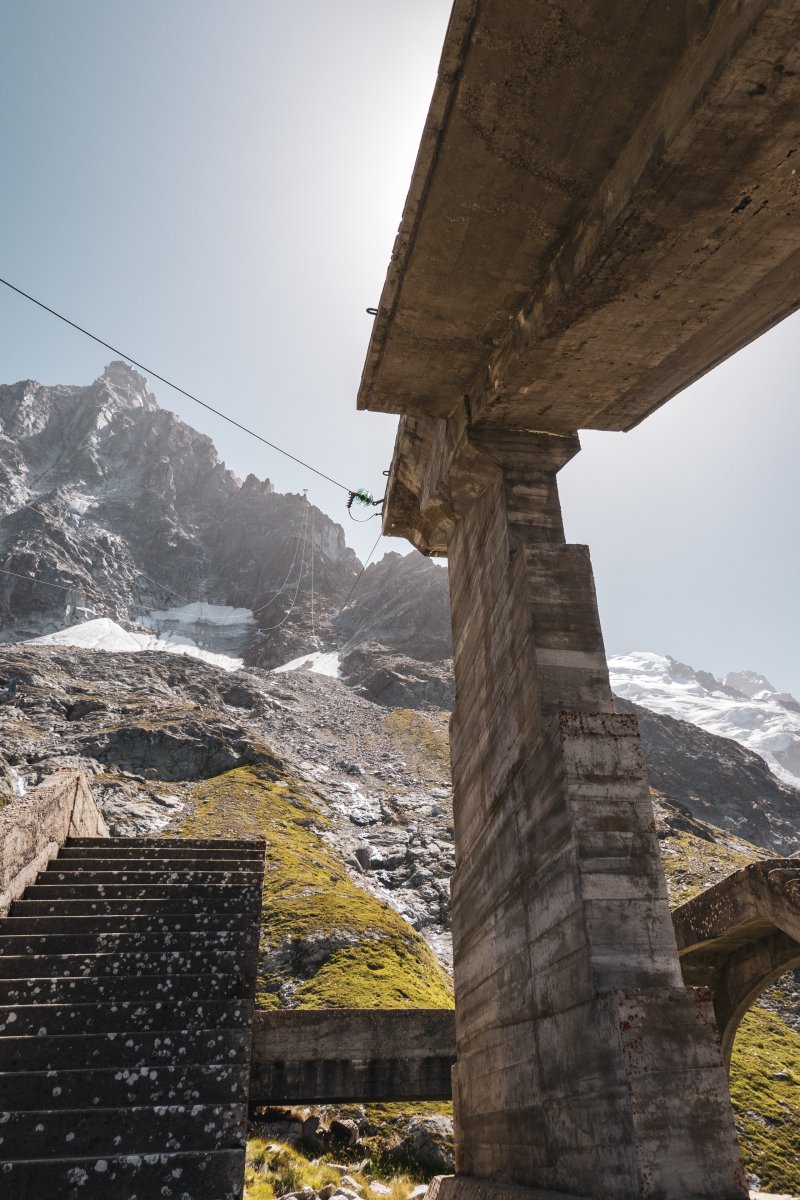 Blick vom Perron auf die Strecke der Seilbahn zum Col du Midi