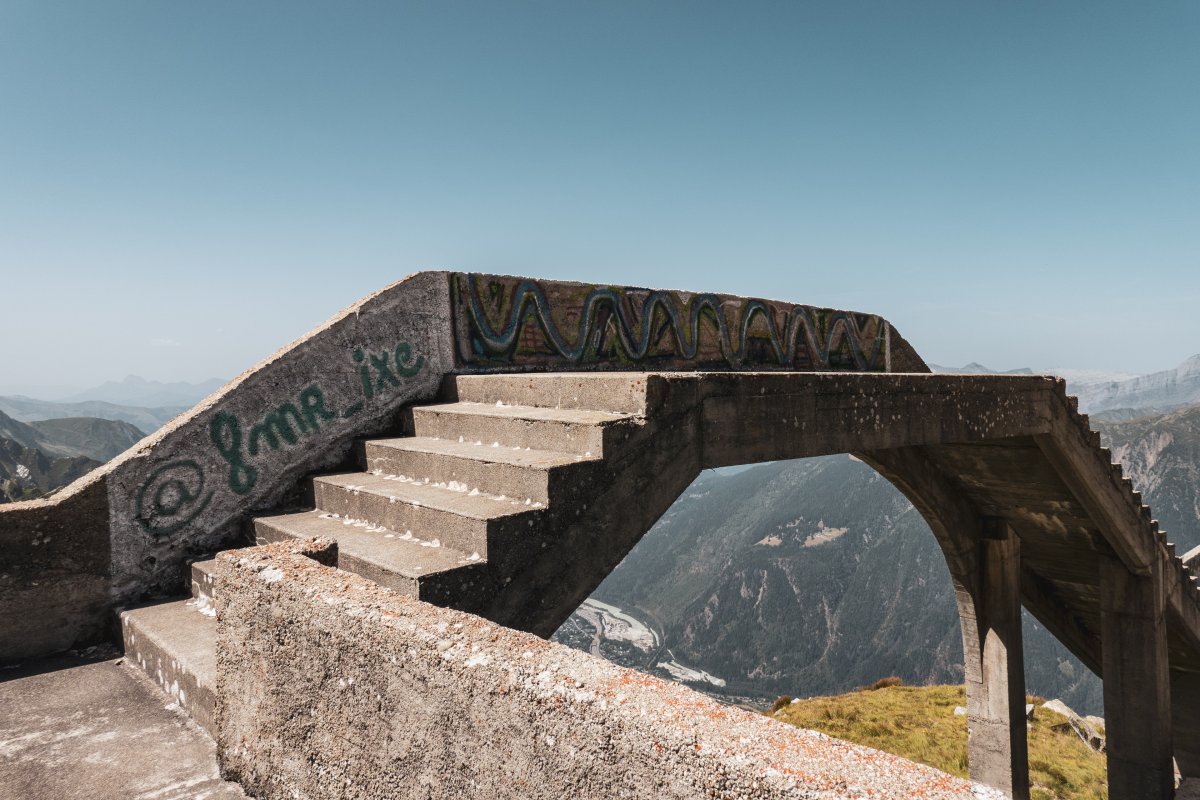 Perron der nie fertiggestellten Seilbahn zum Col du Midi