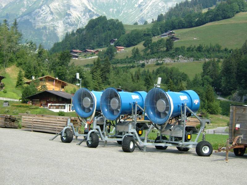 Schneekanonen in Château-d'Oex, Juli 2006
