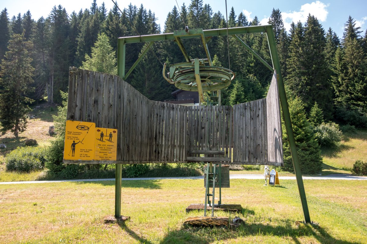 Bergstation des stillgelegten Schlepplifts Pfäfi auf Brambrüesch, Juli 2018