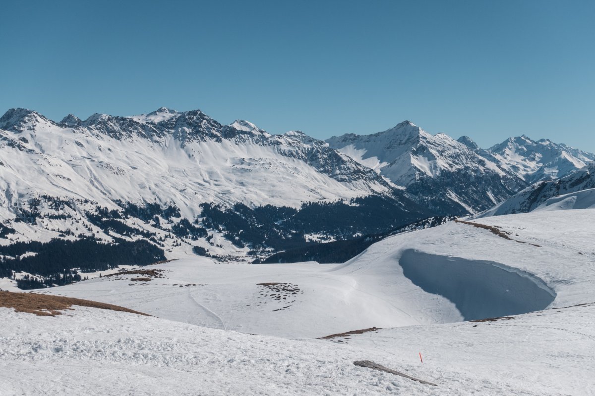 Ausblick vom Skigebiet Brambrüesch auf die Lenzerheide, März 2021