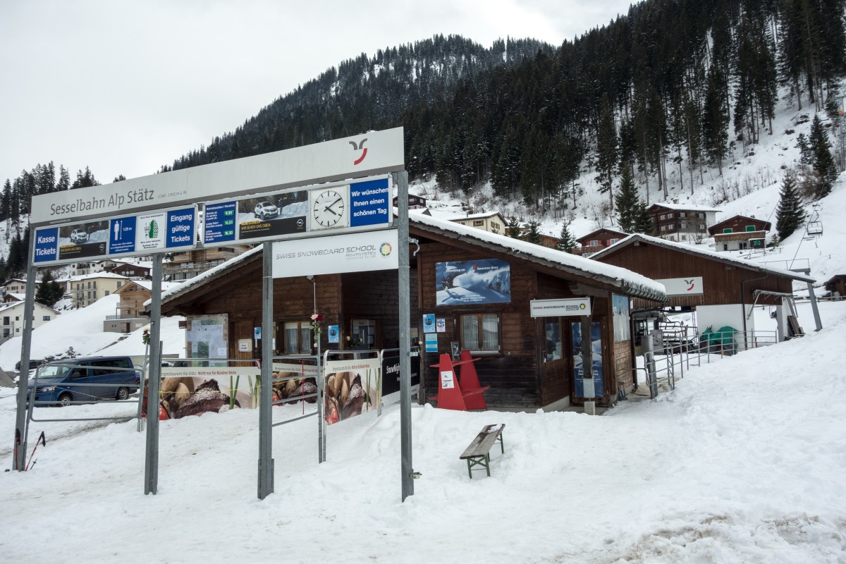 Kassengebäude und Talstation der Sesselbahn Churwalden-Alp Stätz, April 2015