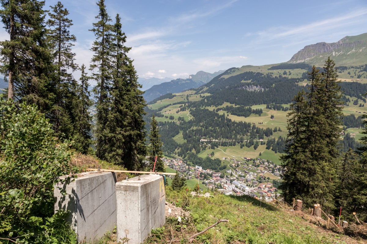 Der stärkste Gefällsbruch der Kabinenbahn Churwalden-Alp Stätz, Juli 2015