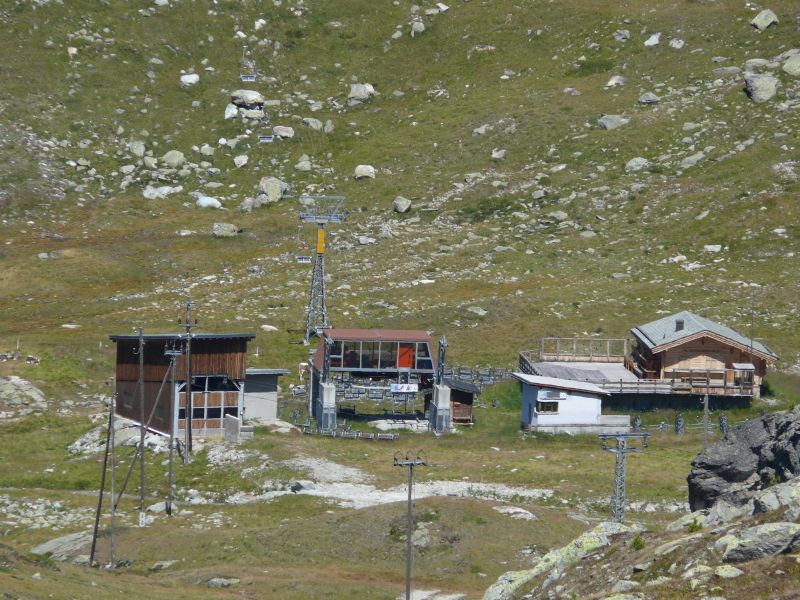 Talstationen der Sesselbahn Gian d'Alva und des Schlepplifts Murtèl, August 2007