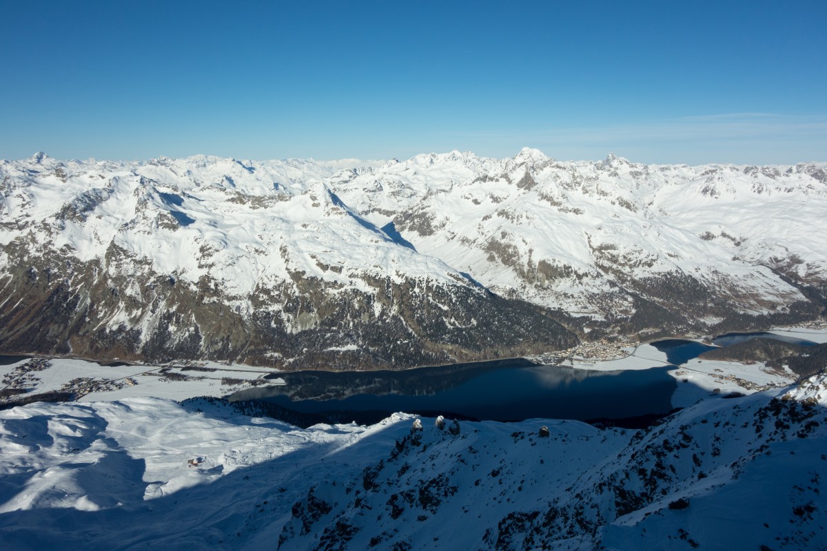 Ausblick vom Piz Corvatsch auf das verschneite Engadin