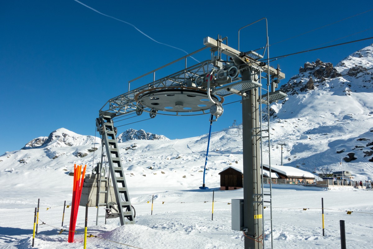 Schlepplift Margun, eine kurze Tal-Berg-Tal-Anlage, die den Bereich um Rabgiusa mit Prasüra verbindet, Dezember 2014