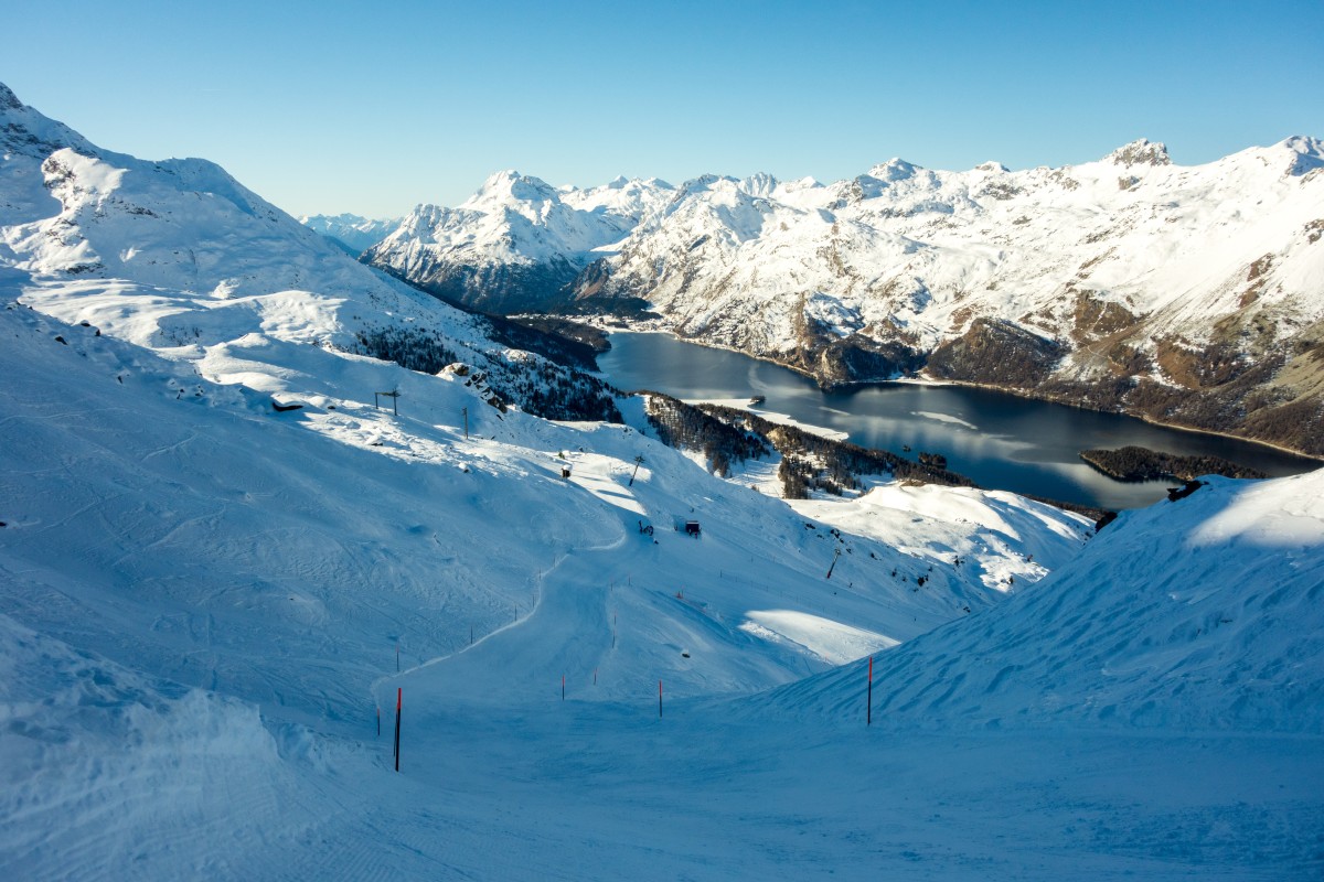 Skipiste im Skigebiet Furtschellas mit Blick Richtung Malojapass