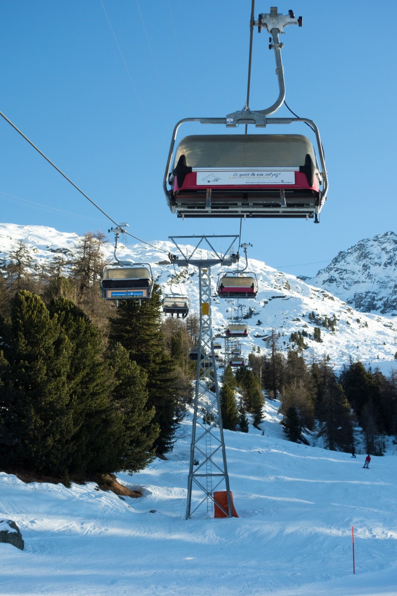 Sesselbahn Alp-Surlej-Murtèl. Die Bahn wurde in den 90er Jahren als Entlastung für die Luftseilbahn Surlej-Murtèl errichtet, Dezember 2014