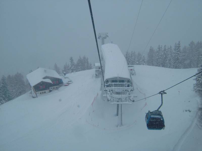 Zwischenstation der Kabinenbahn Crans-Merbé-Cry d'Er, April 2006