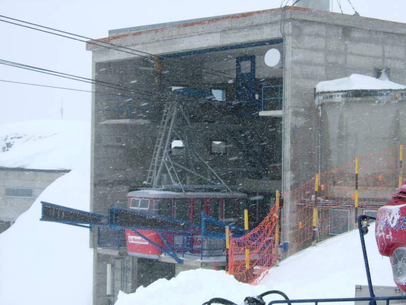 Talstation der Luftseilbahn Cry d'Er-Bella Lui, April 2006