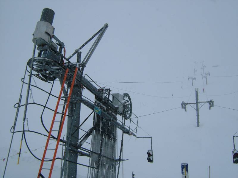 Talstationen der Schlepplifte La Chaux, April 2006