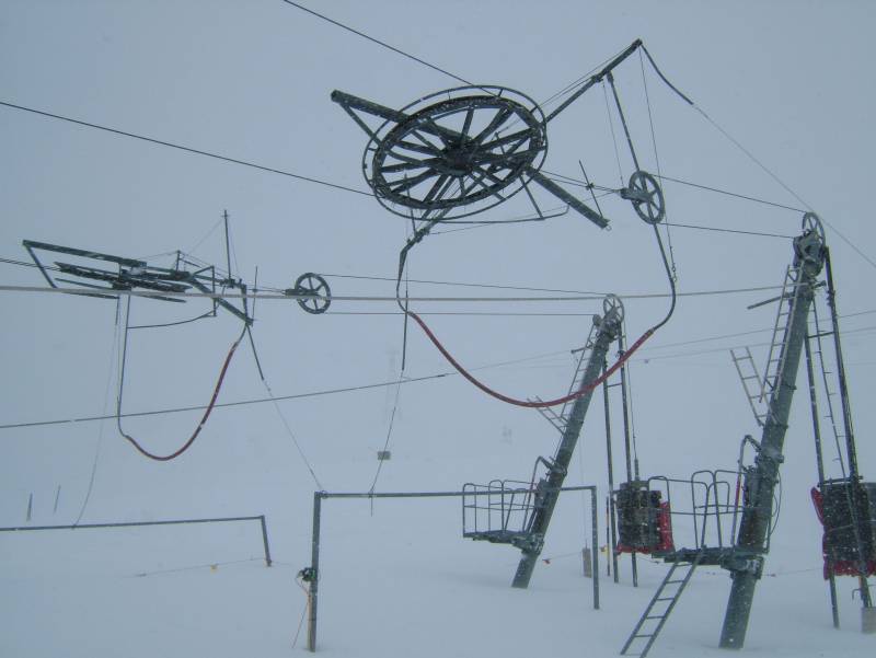 Bergstationen der Schlepplifte La Chaux, April 2006