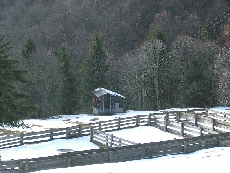 Eine Materialseilbahn (oder Lawinensprengbahn?) an der Talabfahrt von der Madrisa nach Klosters, Februar 2007