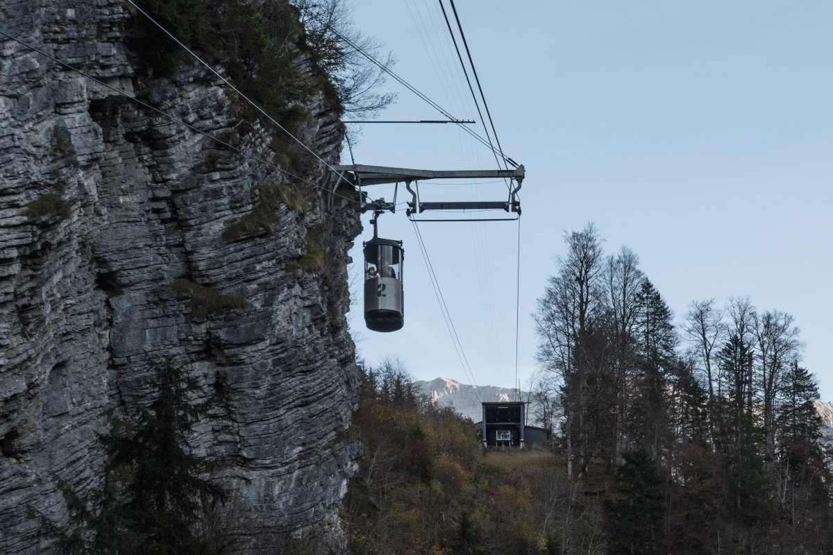 Seitlich im Fels verankerte Stütze über der Partnachklamm