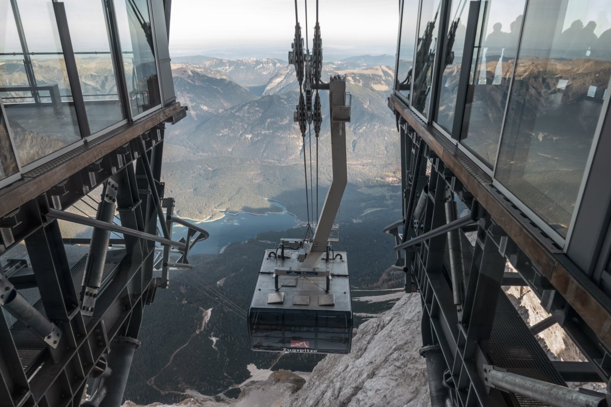 Seilbahn Zugspitze bei der Ausfahrt aus der Bergstation