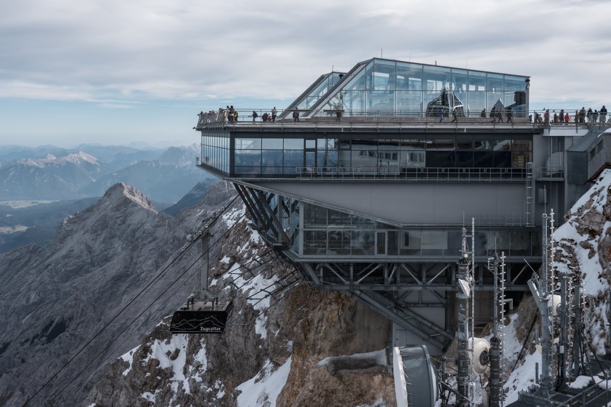 Seilbahn Zugspitze mit Aussichtsterrasse auf der Bergstation