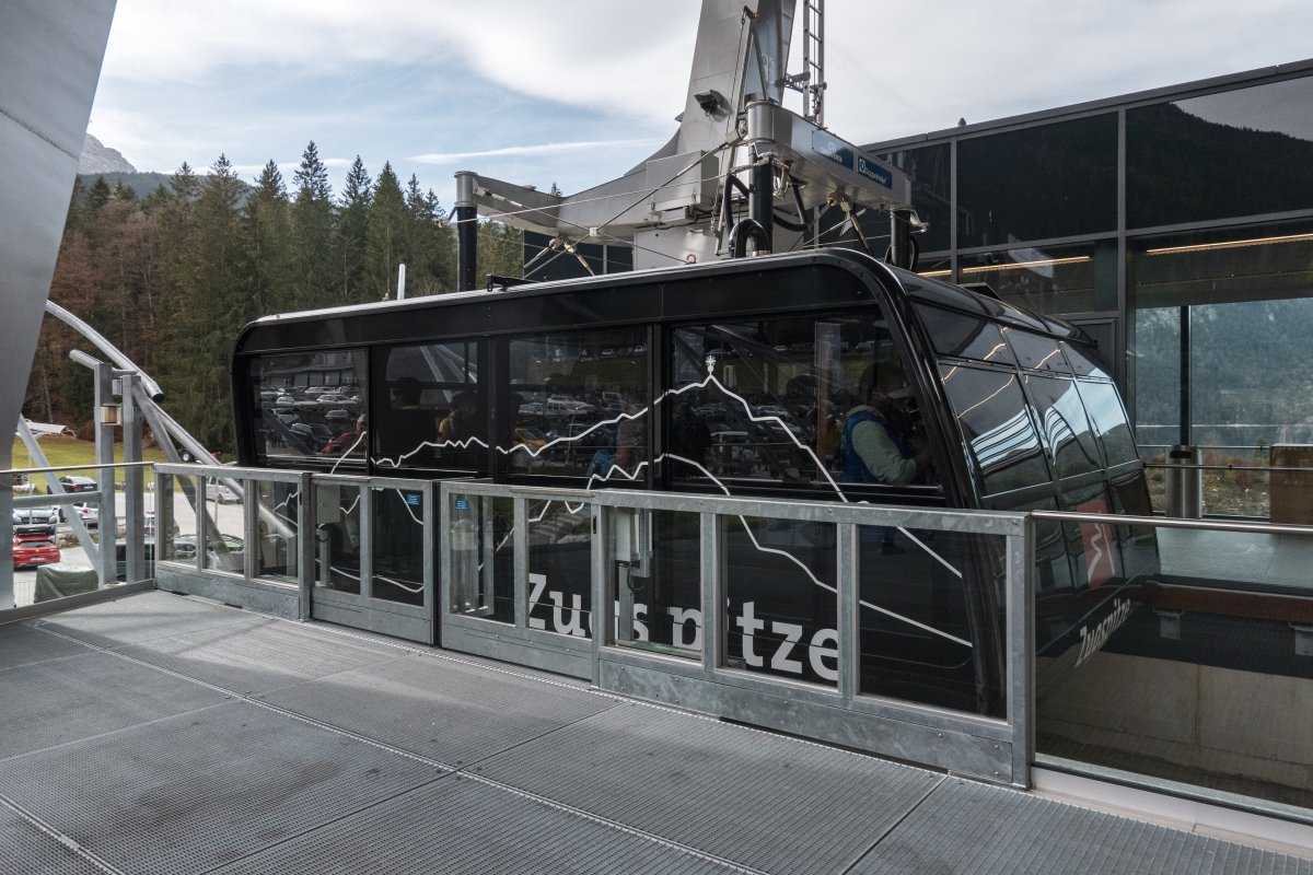 Kabine der Seilbahn Zugspitze in der Talstation am Eibsee