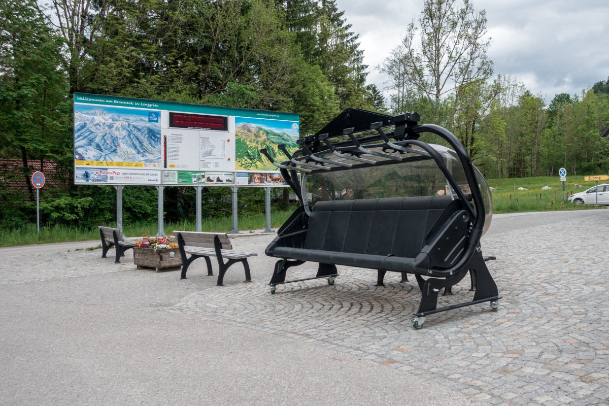 Ausstellungssessel an der Talstation der Kabinenbahn Lenggries-Brauneck, Mai 2019