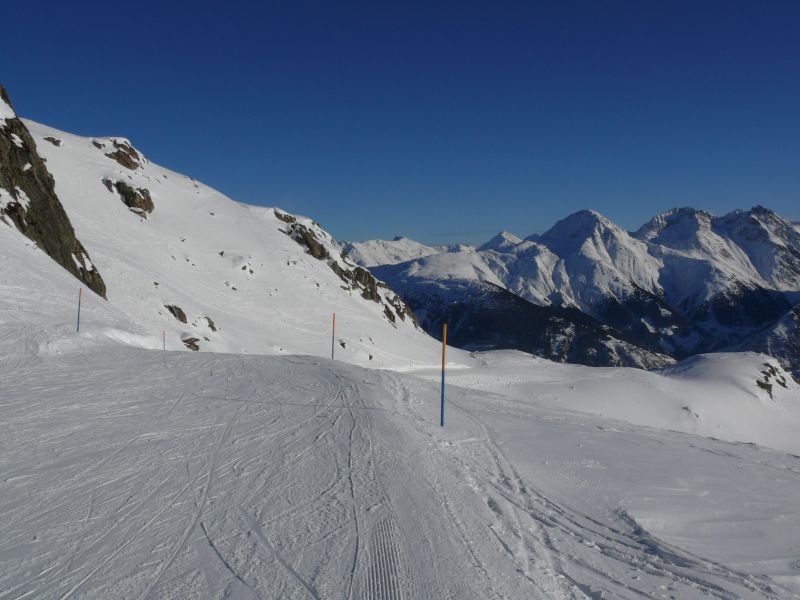 Sehr flache, aber landschaftliche abwechslungsreiche Piste im Bereich Dadens, Dezember 2008