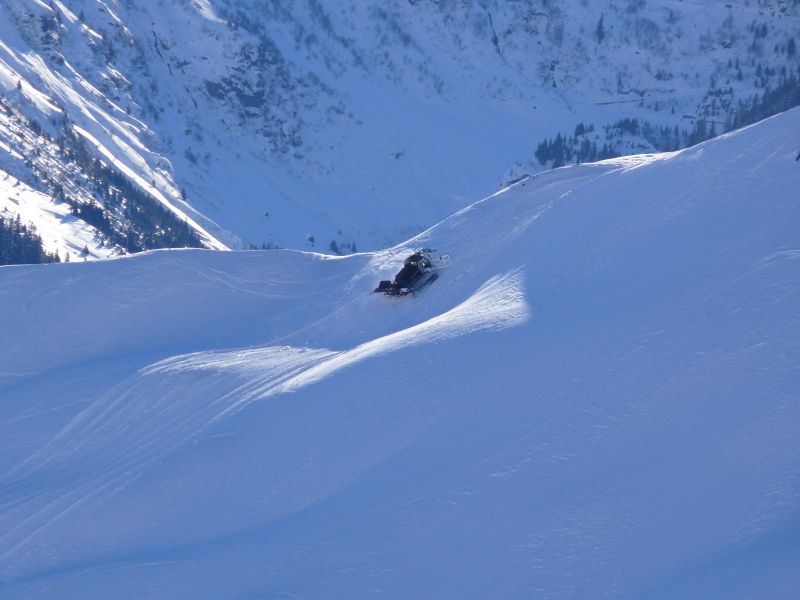 Pistenpräparierung an der Sesselbahn Parlet - bei dieser Steigung natürlich mit Seilwinde, Dezember 2008