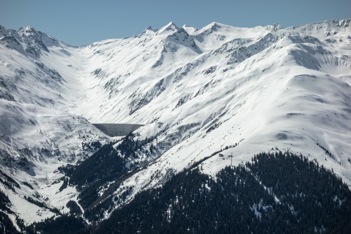 Blick auf die Staumauer Tgom