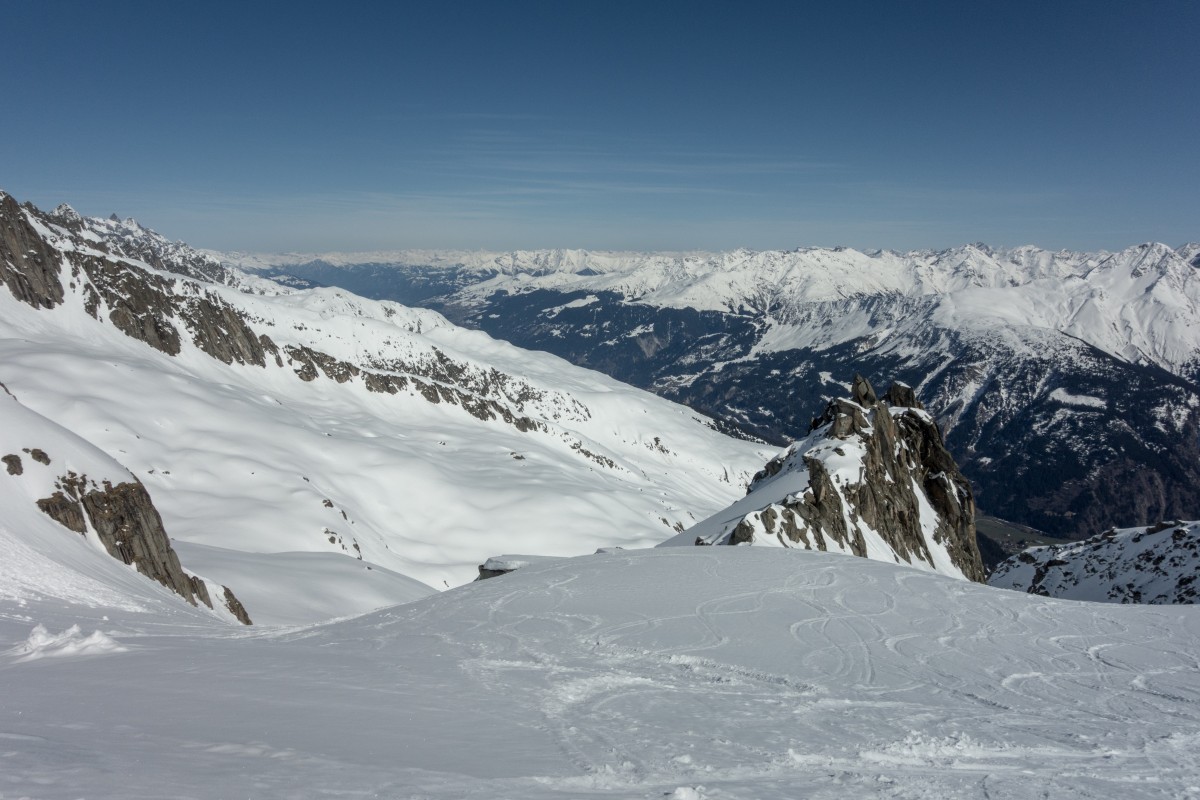 Panorama von der Bergstation des Schlepplifts am Piz Ault Richtung Osten auf die Surselva, April 2015