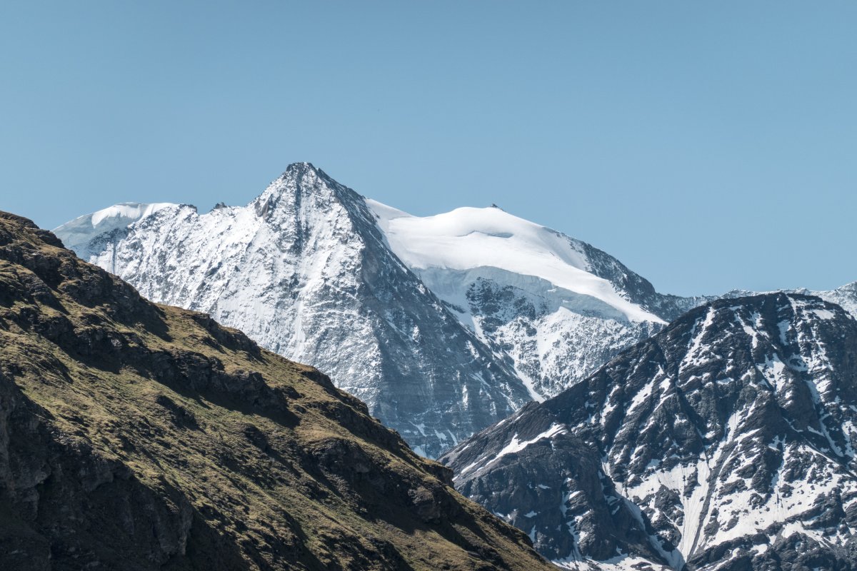Vergletscherter Gipfel in den Alpen