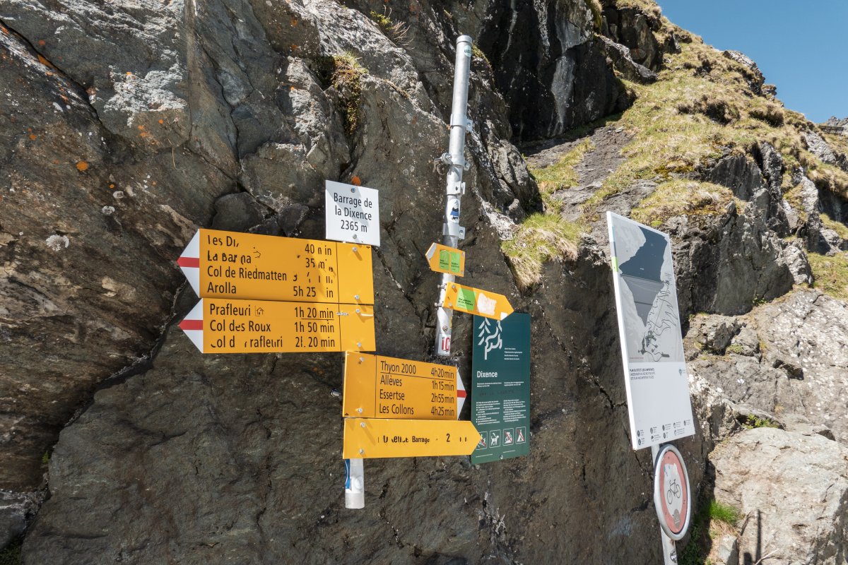 Wegweiser Wanderwege am Lac des Dix