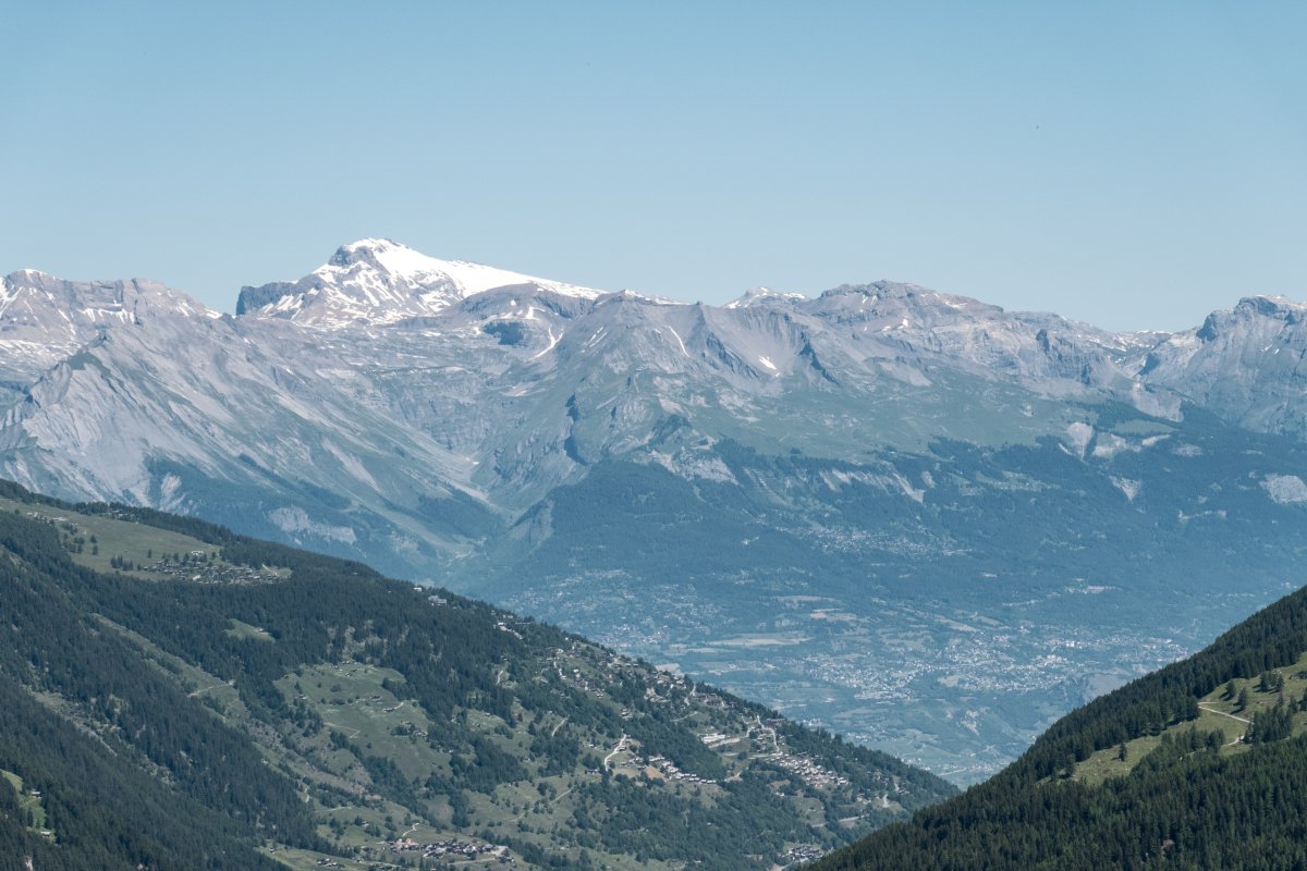 Blick vom Lac des Dix auf das Skigebiet von Anzère, Juni 2022