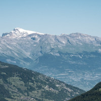 Blick vom Lac des Dix auf das Skigebiet von Anzère, Juni 2022