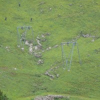 Zoom zum Schlepplift Garten-Klus, ebenfalls ein Habegger-Produkt, aber - da neuer - bereits mit den üblichen N-Stützen ausgestattet, Juli 2008