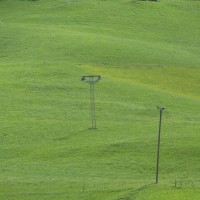 In Schwende, wo die Talabfahrt von der Ebenalp endet, steht noch der kurze, flache Schlepplift Oberes Horn, der ebenfalls von Habegger gebaut wurde, Juli 2008