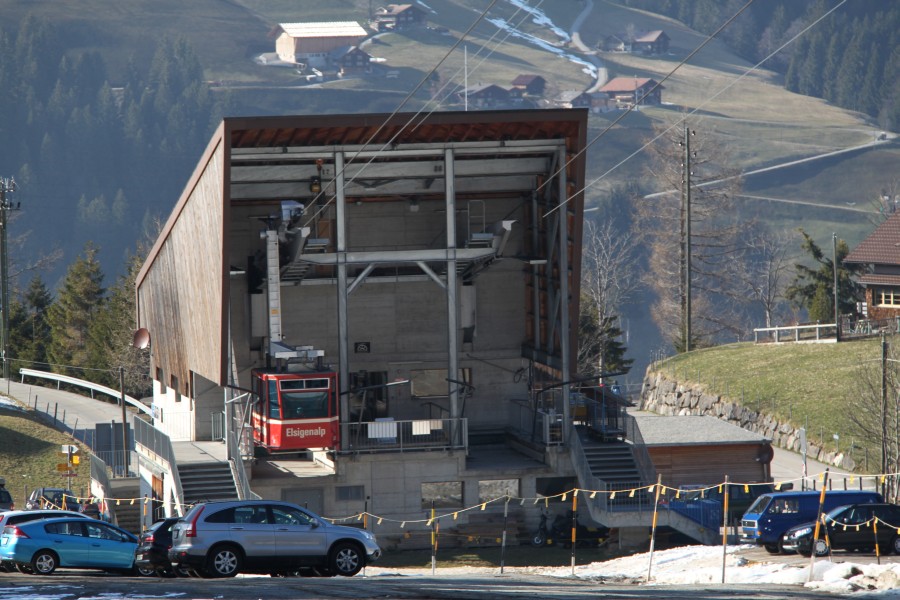 Talstation der Luftseilbahn Elsigbach-Elsigenalp mit zugehörigem Parkplatz, März 2011