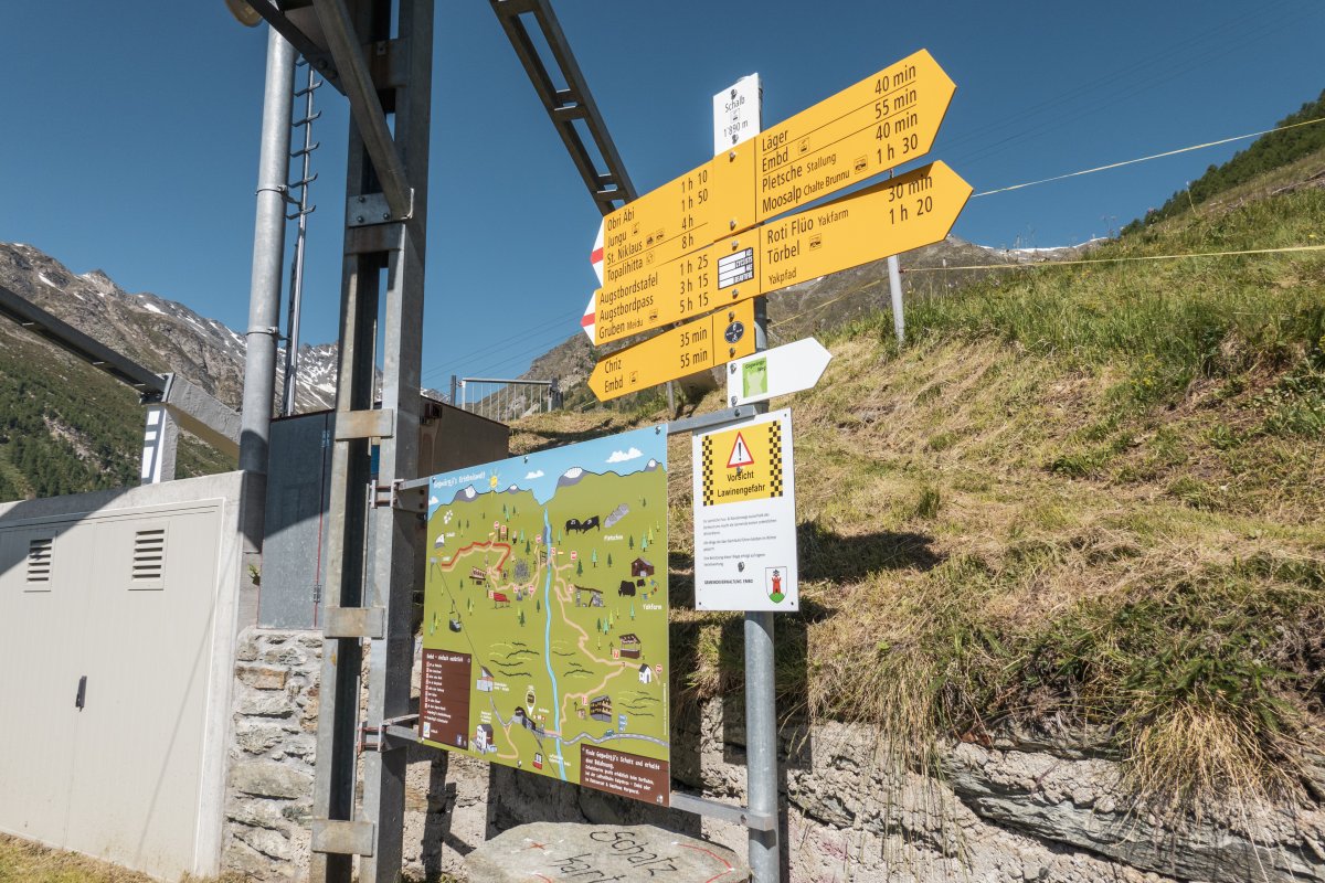 Wegweiser an der Bergstation der Luftseilbahn Embd-Schalb, Juni 2022