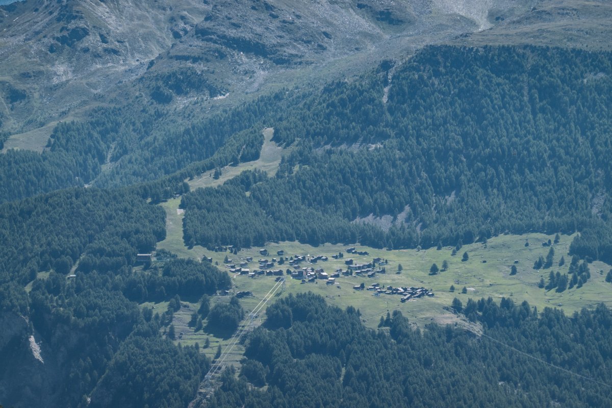 Gspon mit Seilbahn und Skigebiet, Juni 2022