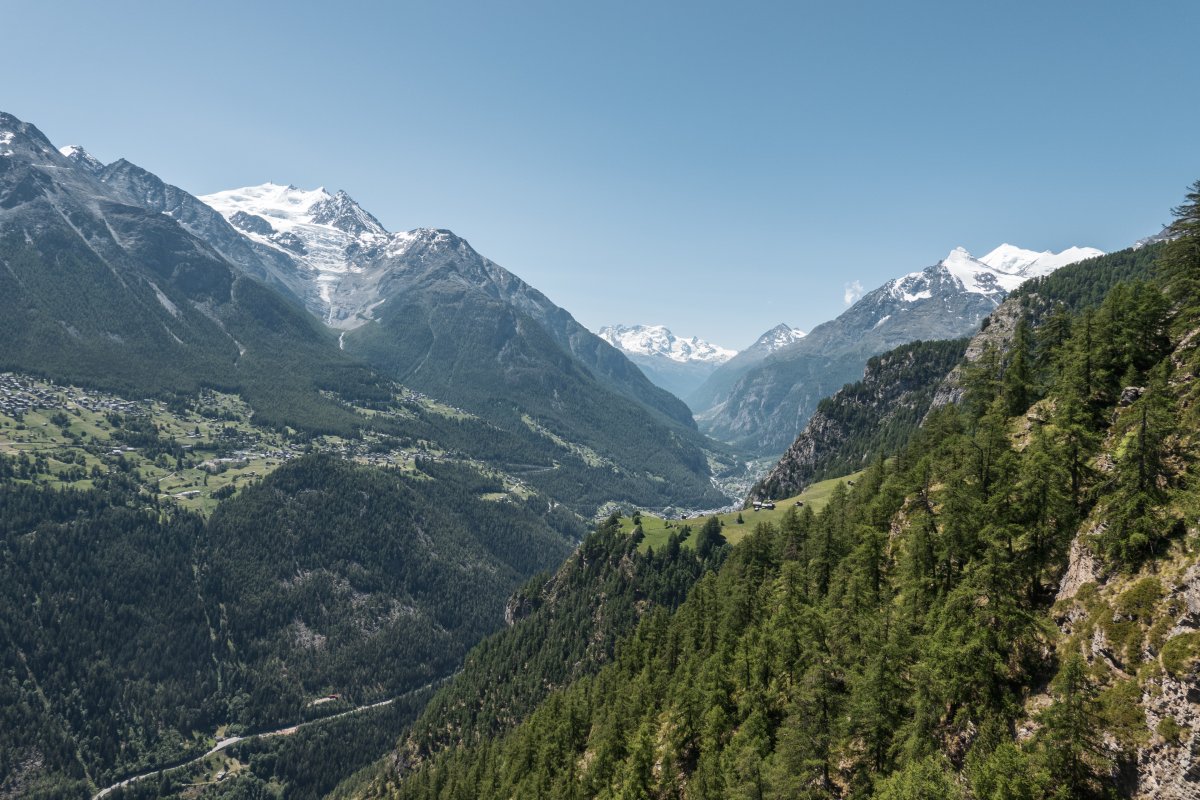 Blick ins Mattertal mit Breithorn am Horizont