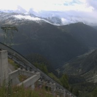 Im Vordergrund der kurze Schrägaufzug La Gueulaz-Emosson von der Firma Niederberger, dahinter eine nicht öffentliche Luftseilbahn der Firma Habegger, die die Staumauer vom französischen Vallorcine aus erschliesst, August 2011