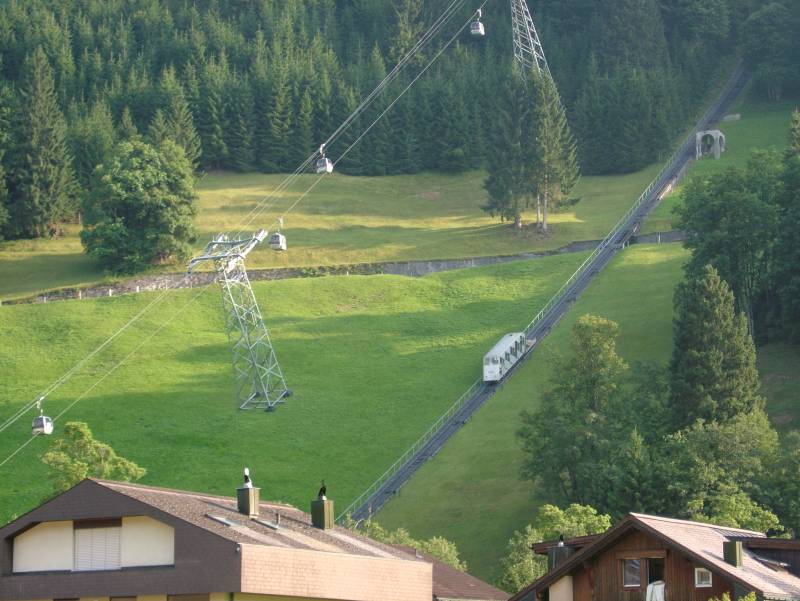 Strecke der beiden parallel verlaufenden Anlagen von Engelberg zur Gerschnialp. Rechts die Standseilbahn von Bell aus dem Jahre 1913, links die über 70 Jahre später erbaute Kabinenbahn von Von Roll-Habegger, Juli 2005