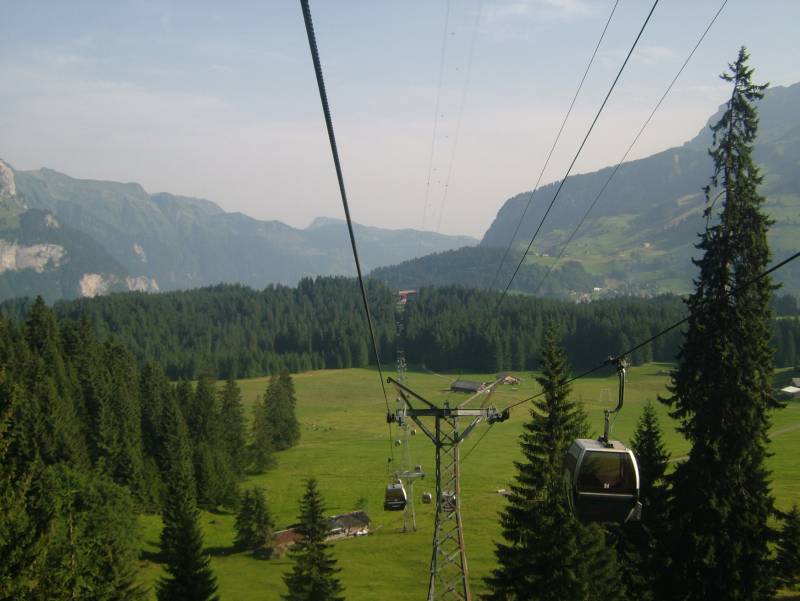 Im zweiten Streckenabschnitt verläuft die Kabinenbahn Gerschnialp-Trübsee merklich steiler, Juli 2005