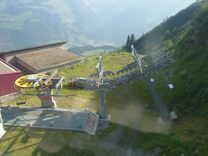 Parallel dazu, etwas kürzer, die Sesselbahn Trübsee-Rindertitlis. Von Leitner gebaut ersetzte sie eine Sesselbahn von Küpfer. Die Stützenschäfte wurden teilweise weiterverwendet, Juli 2005