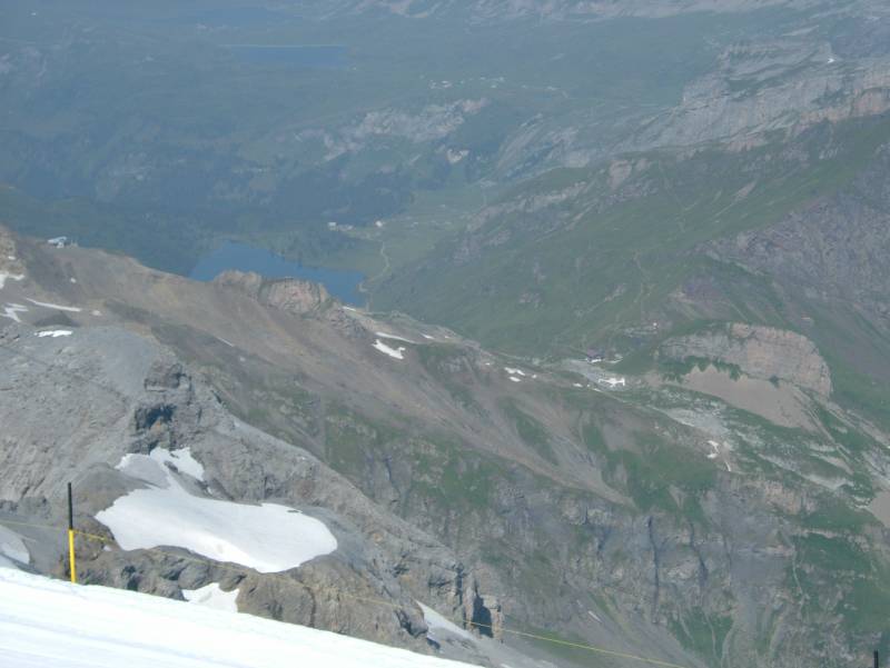 Zoom vom Titlisgletscher in Richtung Jochpass. Wer genau hinsieht erkennt die Stationen der Sesselbahn Jochpass-Jochstock, der neuen Sesselbahn Trübsee-Jochpass, beide von Garaventa, und die der Sesselbahn Engstlensee-Jochpass von Leitner, Juli 2005