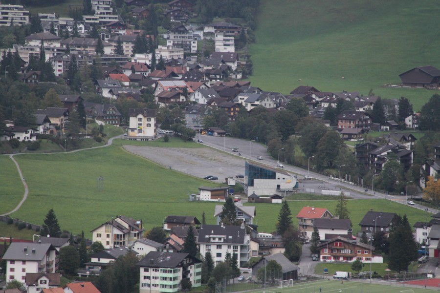 Blick von der Gerschnialp auf die Talstation der neuen Brunni-Luftseilbahn Engelberg-Ristis, die 2008 auf die Klosterwiese verlegt wurde. Erkennbar sind auch die beiden gleichnamigen Übungslifte von Städeli, September 2012
