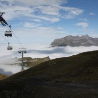 Sesselbahn Trübsee-Jochpass von Garaventa mit Nebelmeer im Engelbergertal - lediglich der Bitzistock im Vordergrund und die Walenstöcke rechts hinten schauen noch heraus, September 2012