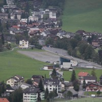 Blick von der Gerschnialp auf die Talstation der neuen Brunni-Luftseilbahn Engelberg-Ristis, die 2008 auf die Klosterwiese verlegt wurde. Erkennbar sind auch die beiden gleichnamigen Übungslifte von Städeli, September 2012